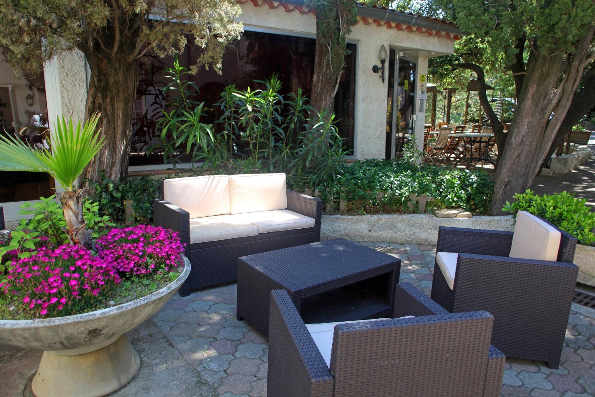 Le Petit Manoir Logis Hotel Les Angles  Kültér fotó